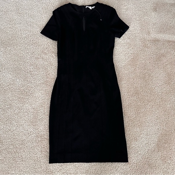 EUC Women’s Diane Von Furstenberg Black Short Sleeved Sheath Dress! - Picture 1 of 8